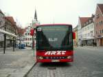 Ein Roter Setra Bus parkt an der Bushaltestelle