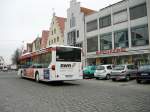 Ein Mercedes-Benz Citaro Bus (Erdgasantrieb) fuhr im Neumarkt am 14.2.11 auf der Oberen Marktstraße mit der Aufschrift: 563 Altenhof  vorbei