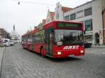 Ein Roter langer MAN Setra Bus fährt in Neumarkt auf der  Obere Marktstraße  mit der Linienaufschrift: 505 Rengersricht  vorbei
