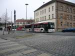 Ein weißer Setra Bus mit der OBI Werbung und ein Mercedes-Benz Citaro mit der Aufschrift:  564 Kohlenbrunnermühle  fuhren über die Kreuzung
